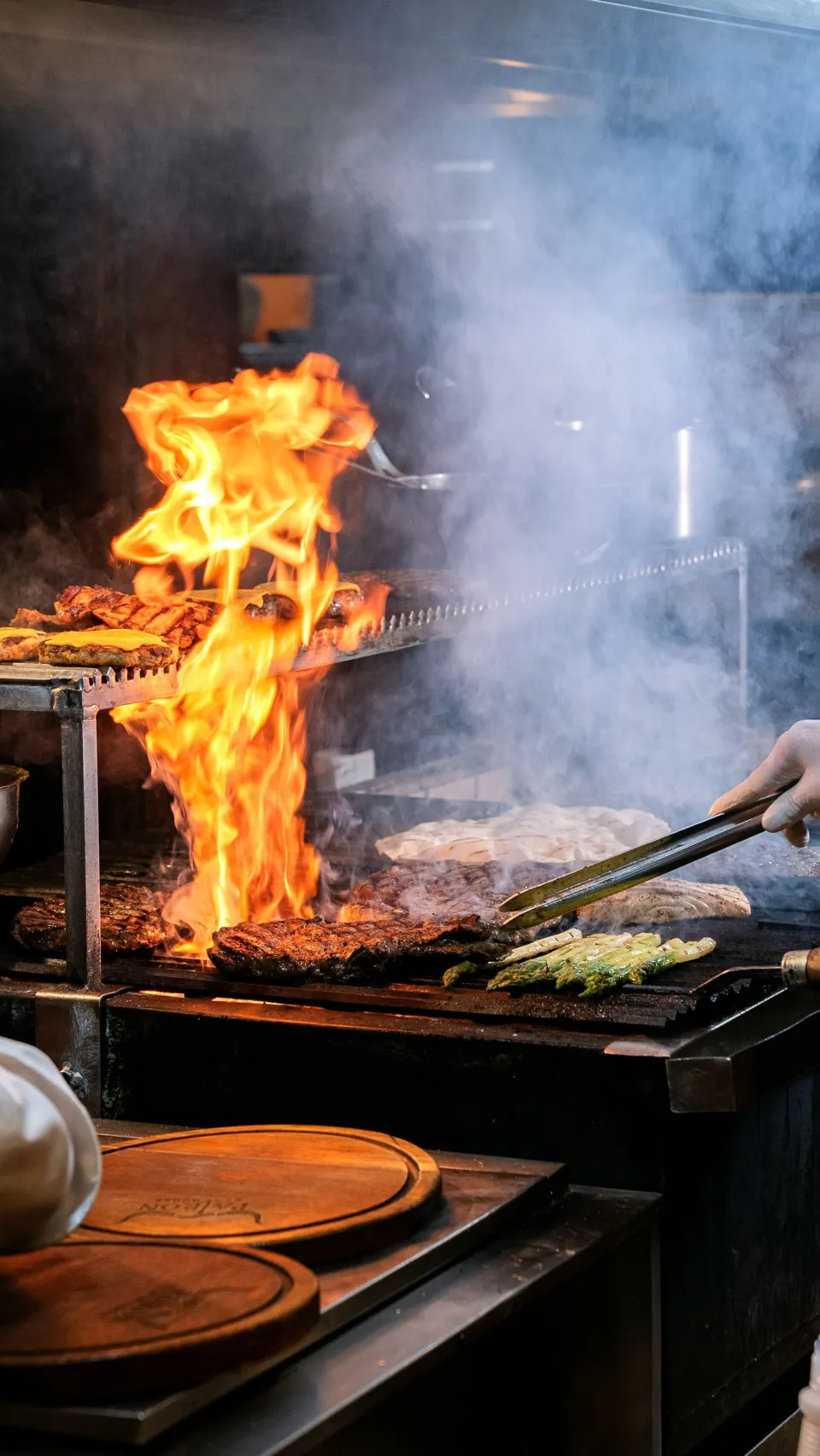 Flammes vives sur le grill ouvert