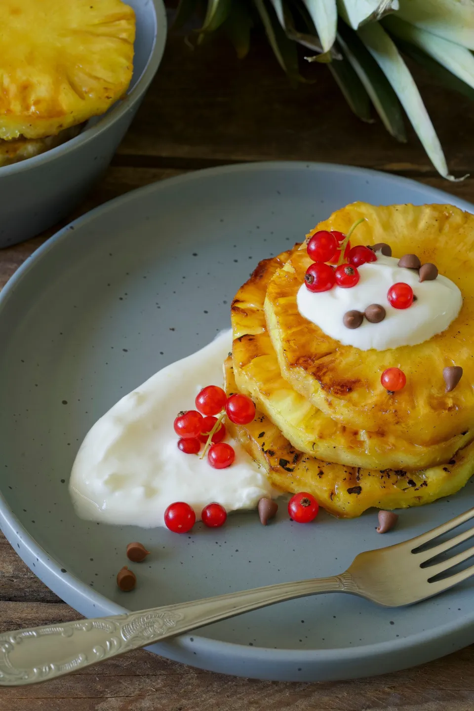 Ananas rôti, crème et groseilles