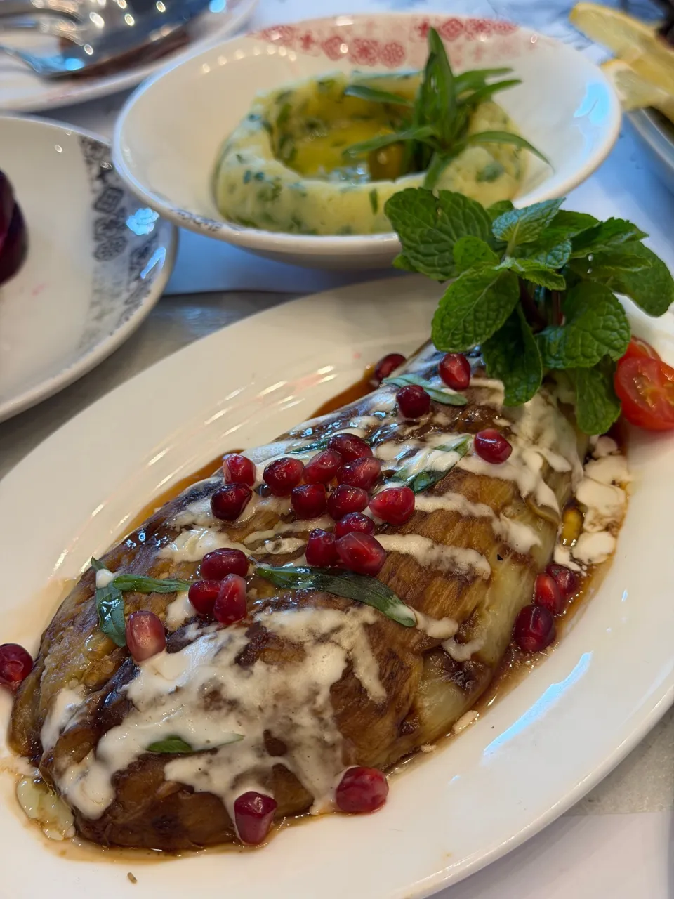 Aubergine brûlée, tahini et grenade