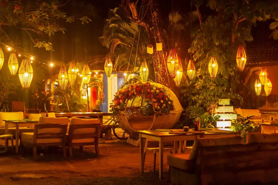 La terrasse le soir, sous les lanternes