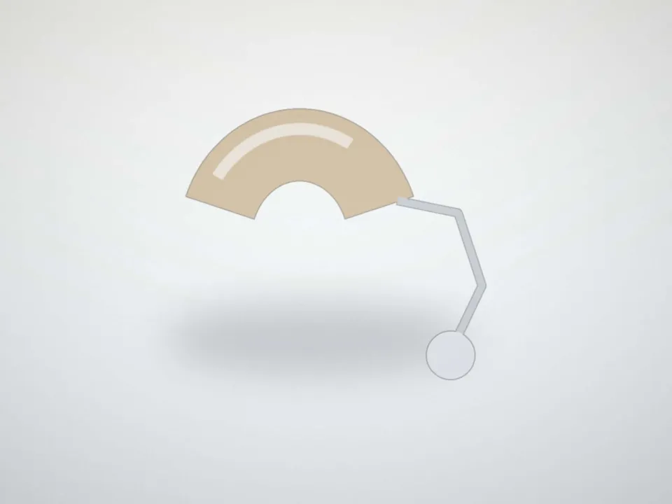 Appareil auditif contour d'oreille beige sable, posé sur un présentoir clair (modèle d'exemple, sans marque)