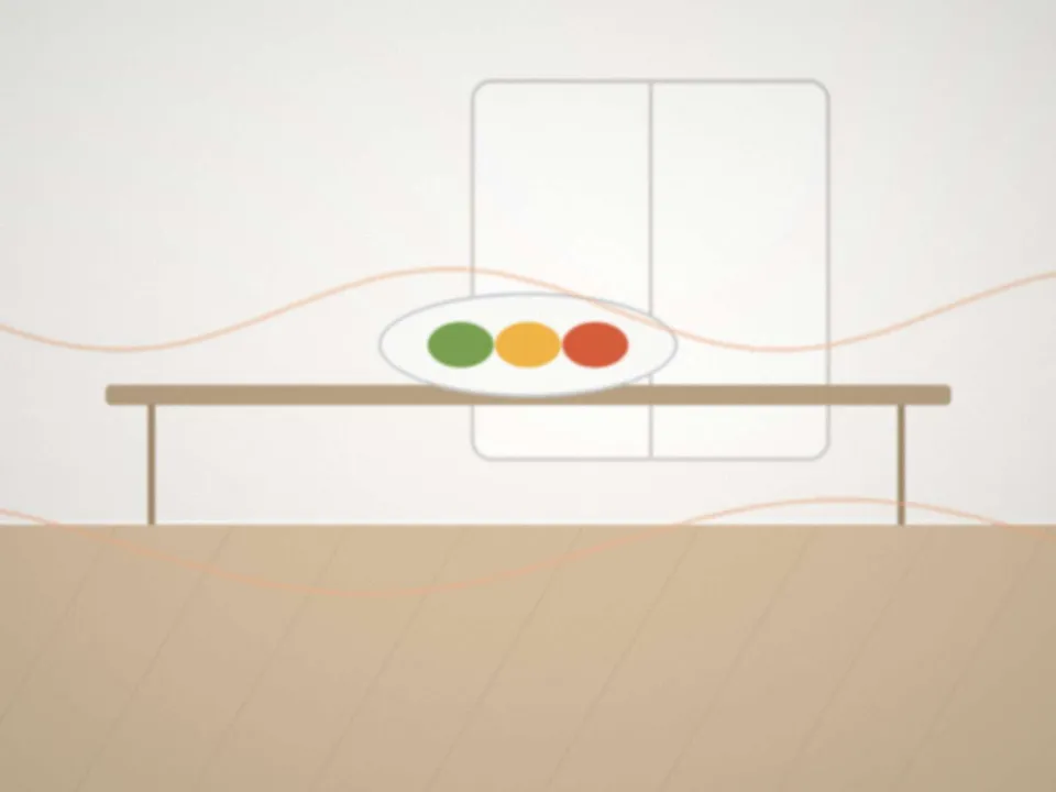 Une assiette colorée de légumes, céréales et légumineuses sur une table en bois
