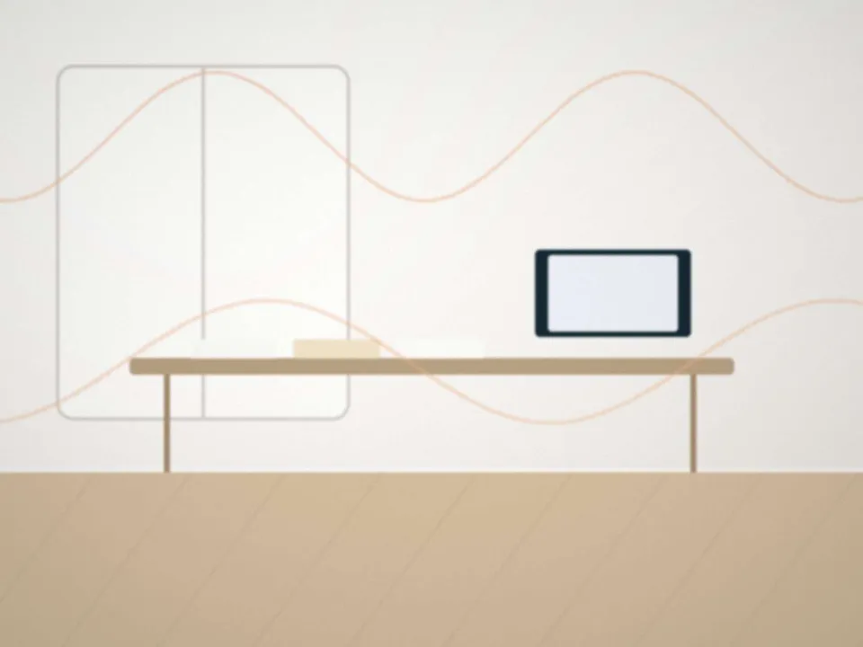Un bureau de consultation, table en bois et deux chaises