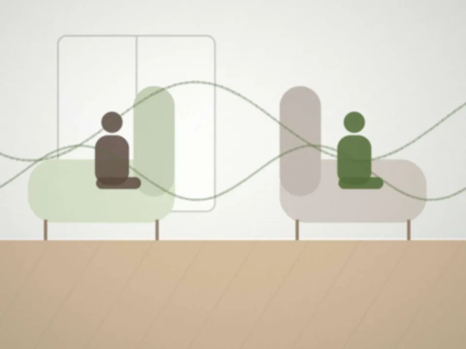 Deux fauteuils face à face dans un bureau lumineux, un adulte de dos