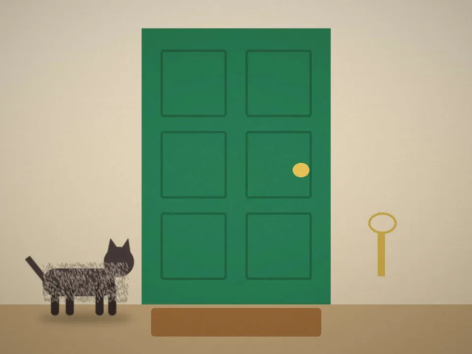 Chat noir qui attend devant la porte d'entrée, à l'arrivée de la gardienne