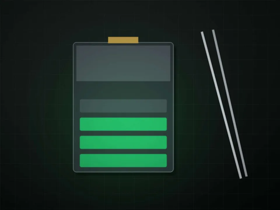 Batterie de smartphone retirée et pinces de précision sur un tapis antistatique
