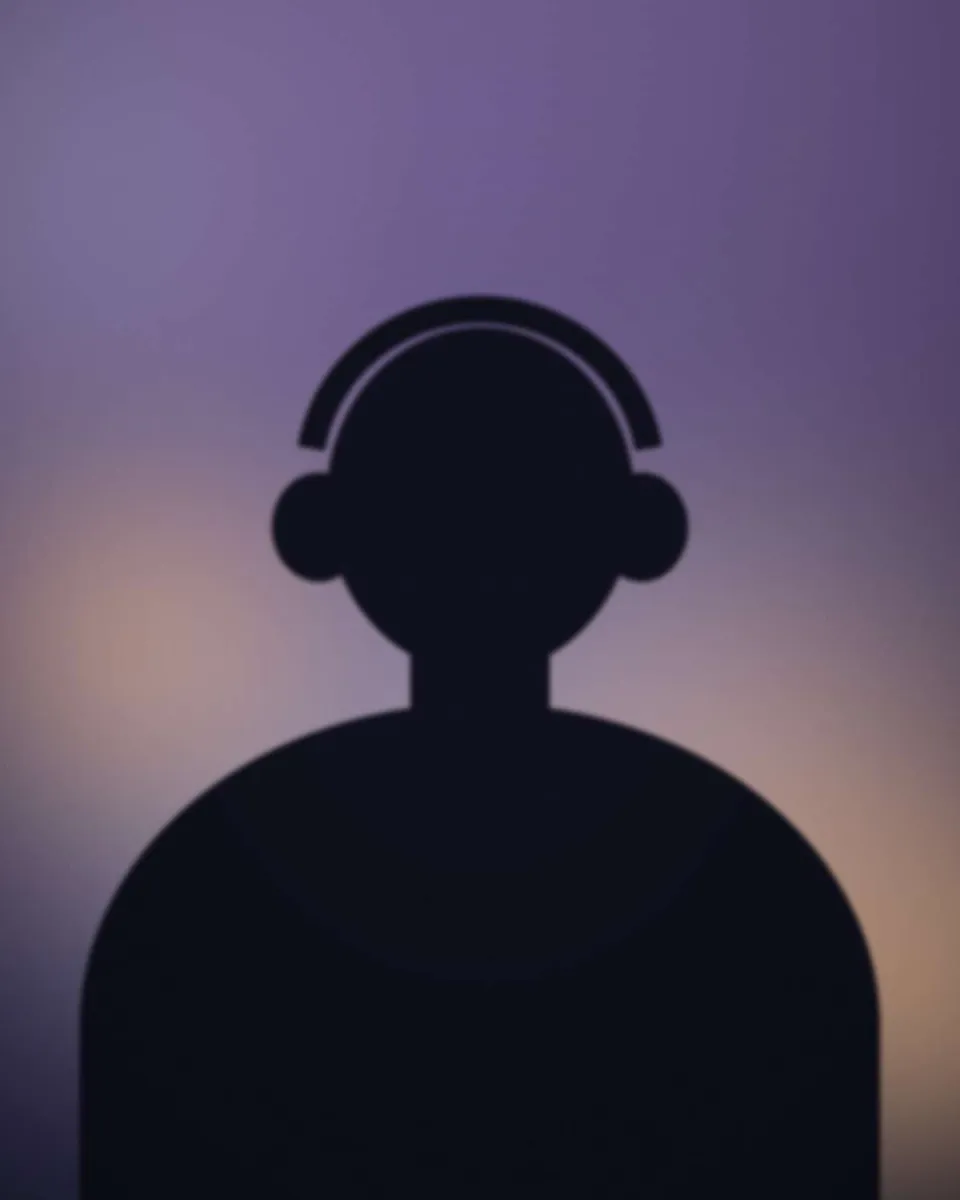 Portrait de Romain Le Gall, DJ, casque autour du cou derrière ses platines