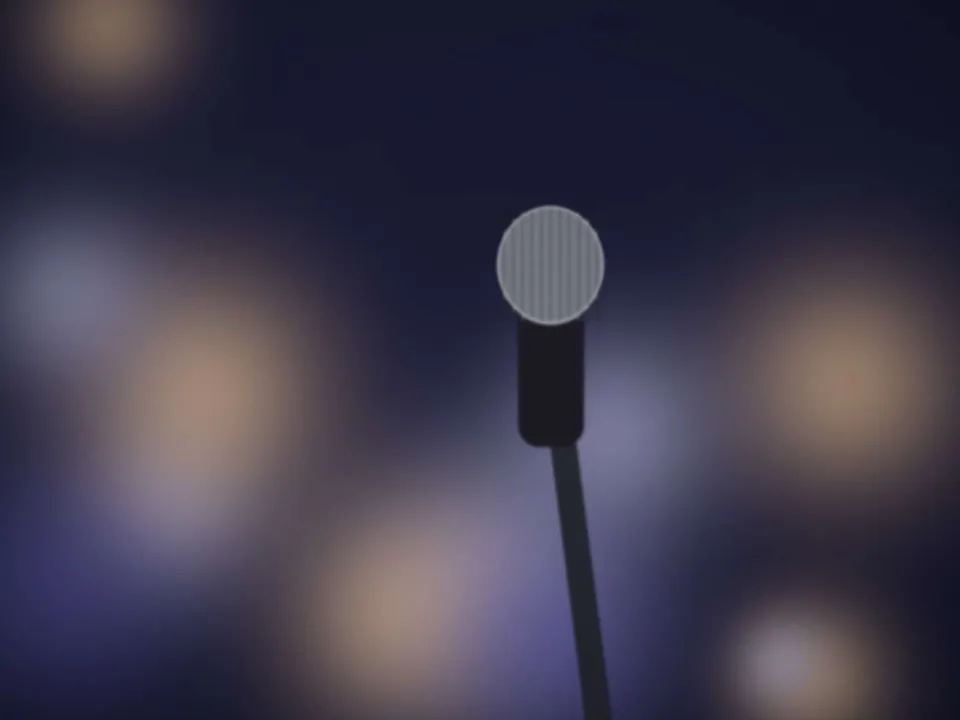 Micro sur pied éclairé avant les discours de la soirée