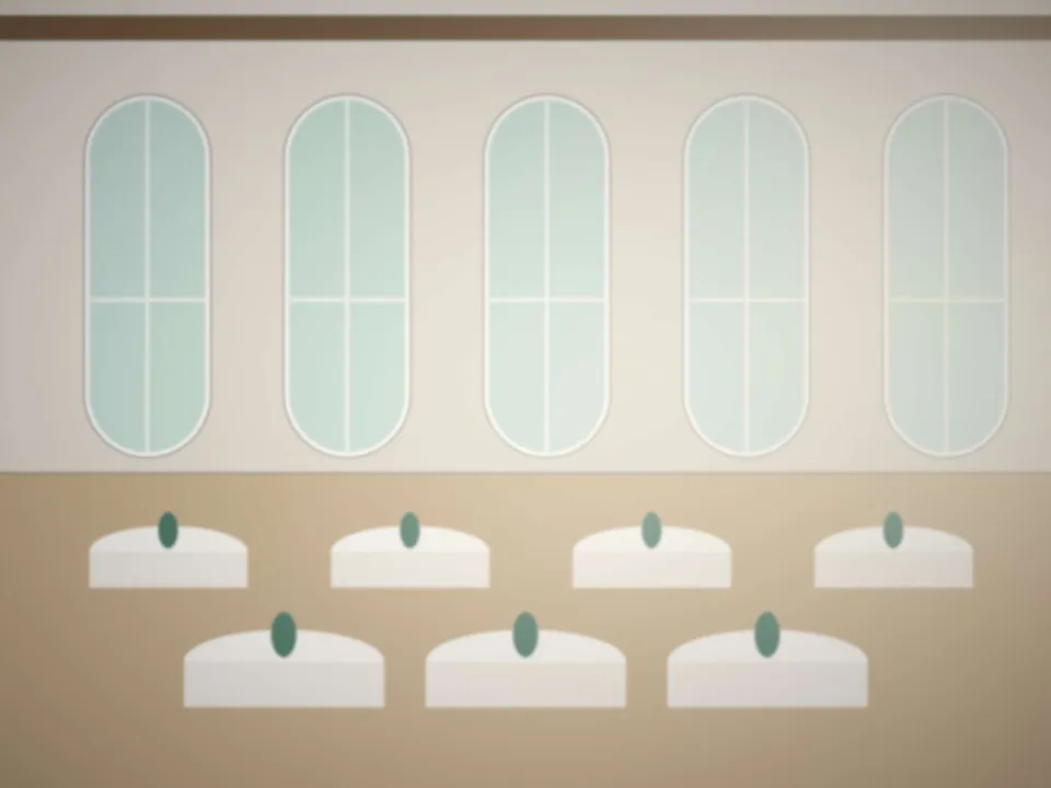 Grande salle lumineuse avec poutres apparentes, fenêtres cintrées et tables rondes dressées