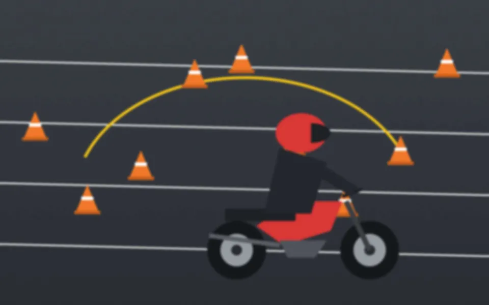 Plateau d'évolution avec plots orange et moto-école