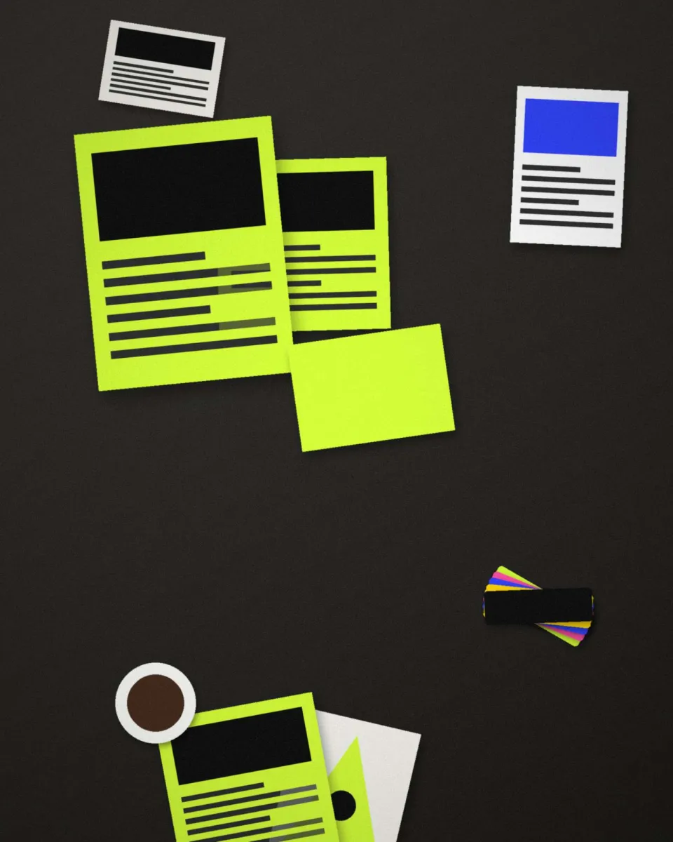 Le studio de l'agence : grande table, murs couverts d'affiches et de maquettes