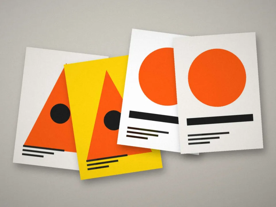 Brochures, cartes de visite et affiches imprimées empilées