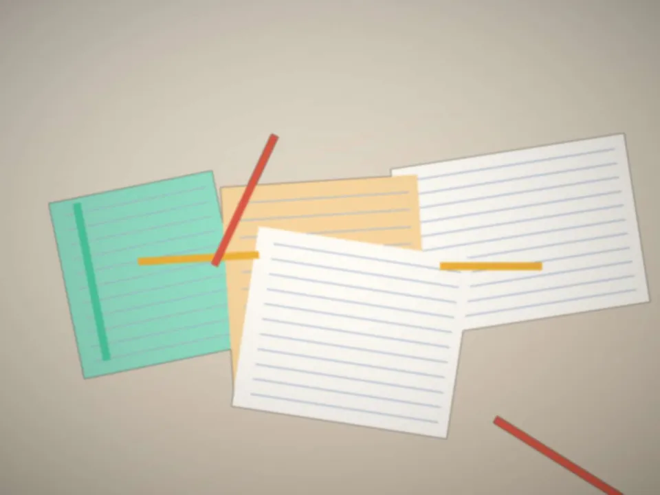Planning de révisions et fiches colorées étalés sur un bureau