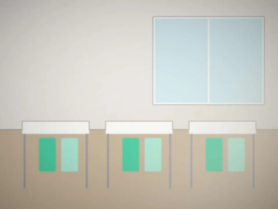 Tables d'une salle de petit groupe avec trousses et cahiers