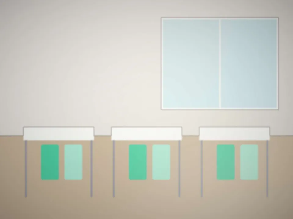 La salle Atlas : six places, tableau blanc et grande fenêtre
