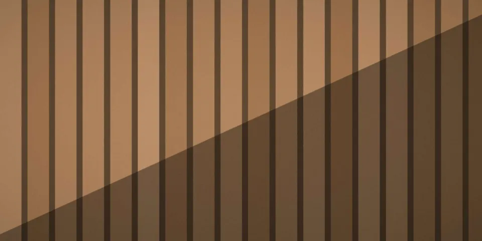 Détail de bardage bois en lumière rasante