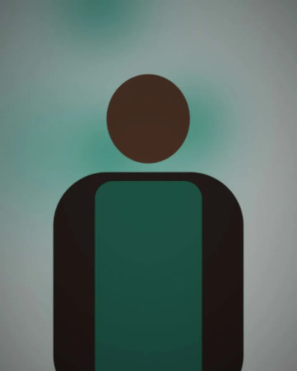 Portrait de la responsable de l'agence devant le parking des véhicules