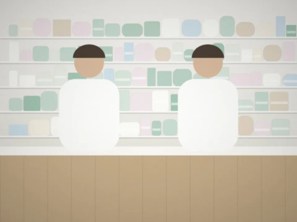 L'équipe de la pharmacie derrière le comptoir