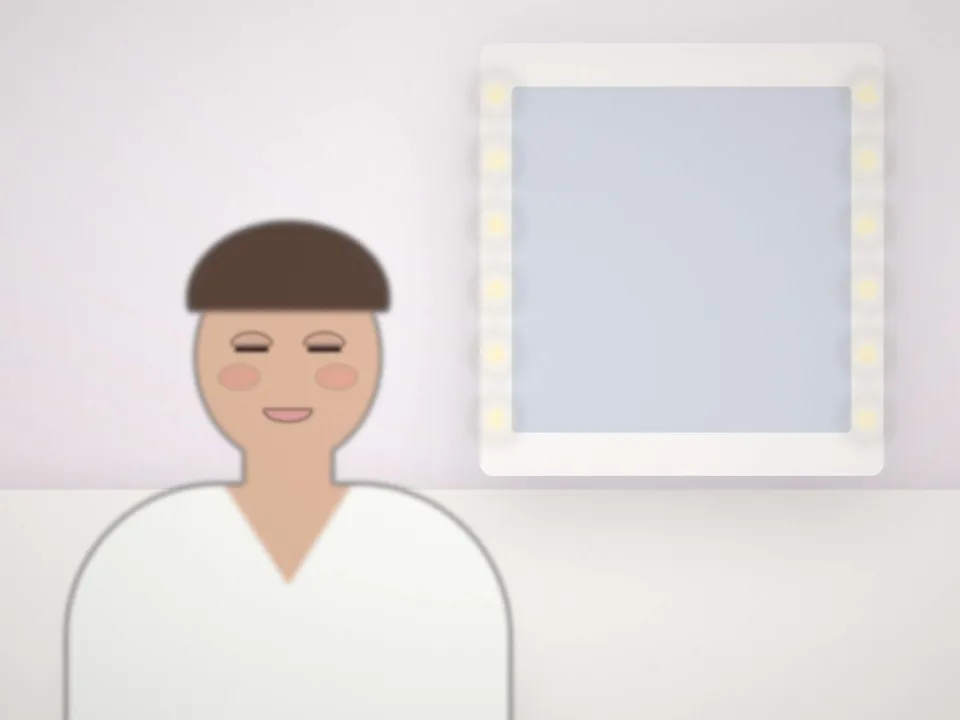 Mariée en préparation devant le miroir lumineux du studio