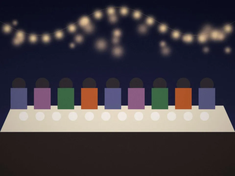Grande tablée en plein air sous des guirlandes lumineuses