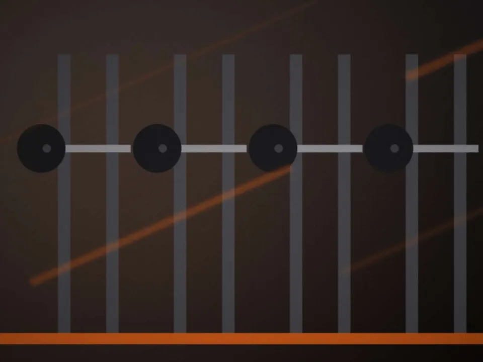 Plateau musculation avec racks, bancs et haltères alignés