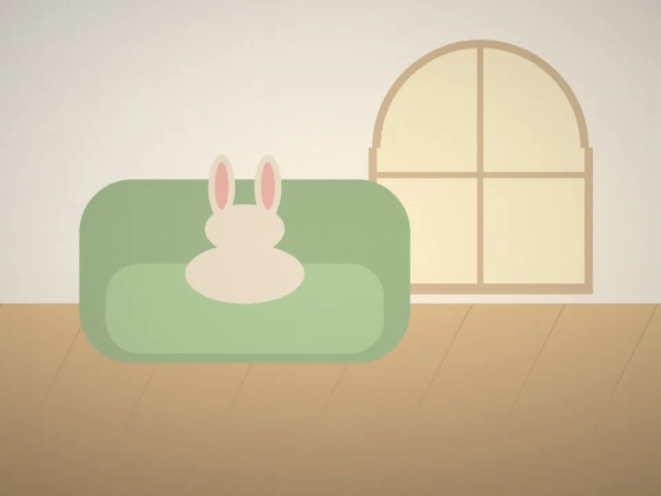 Un doudou posé sur un fauteuil bas près de la fenêtre