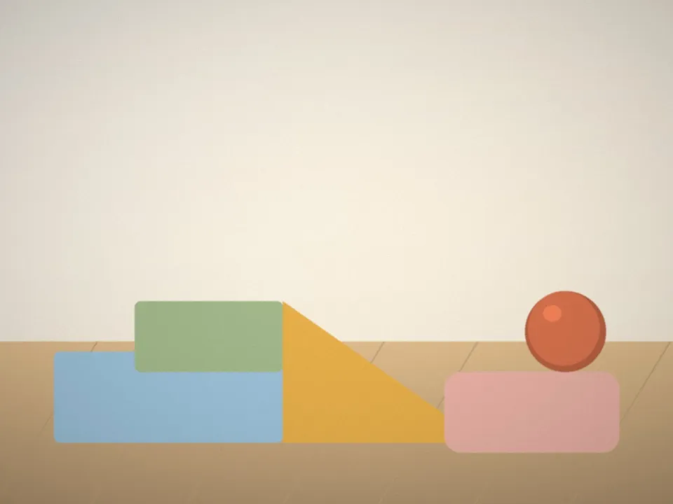 Un petit escalier de motricité en bois et des formes en mousse