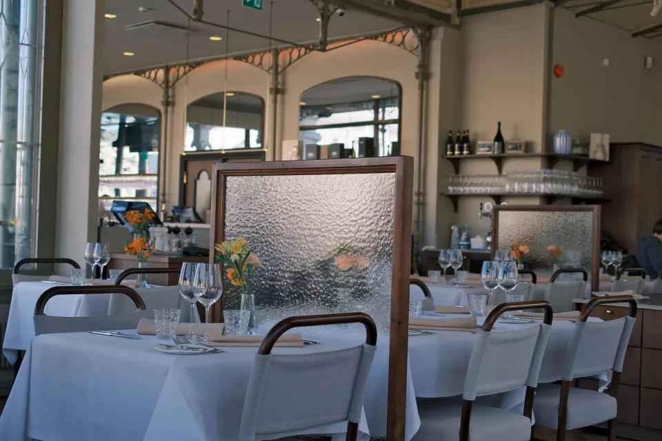 Tables dressées de nappes blanches