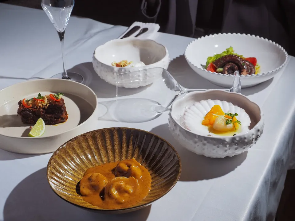Plats du menu dégustation sur la table