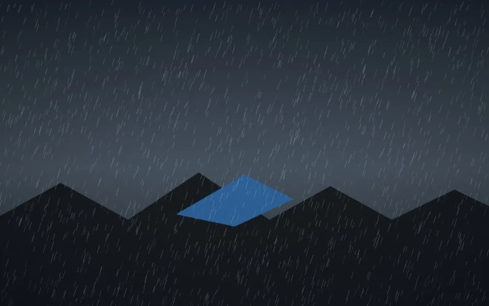 Maisons sous la pluie, un toit protégé par une bâche