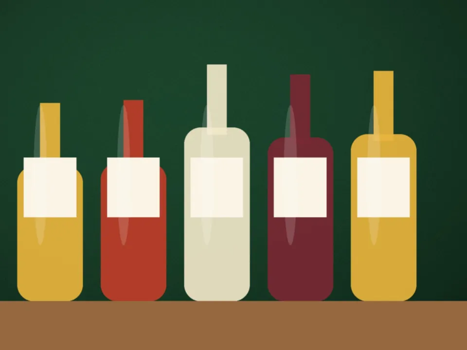Bouteilles de limonade et de vin italien sur le comptoir