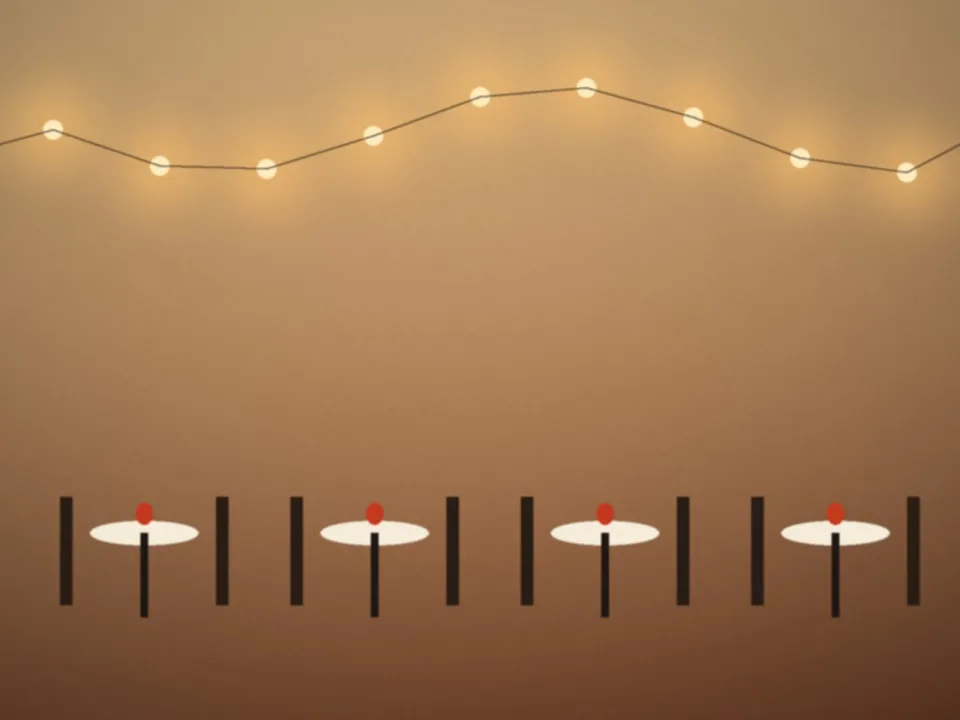La terrasse sous la guirlande lumineuse