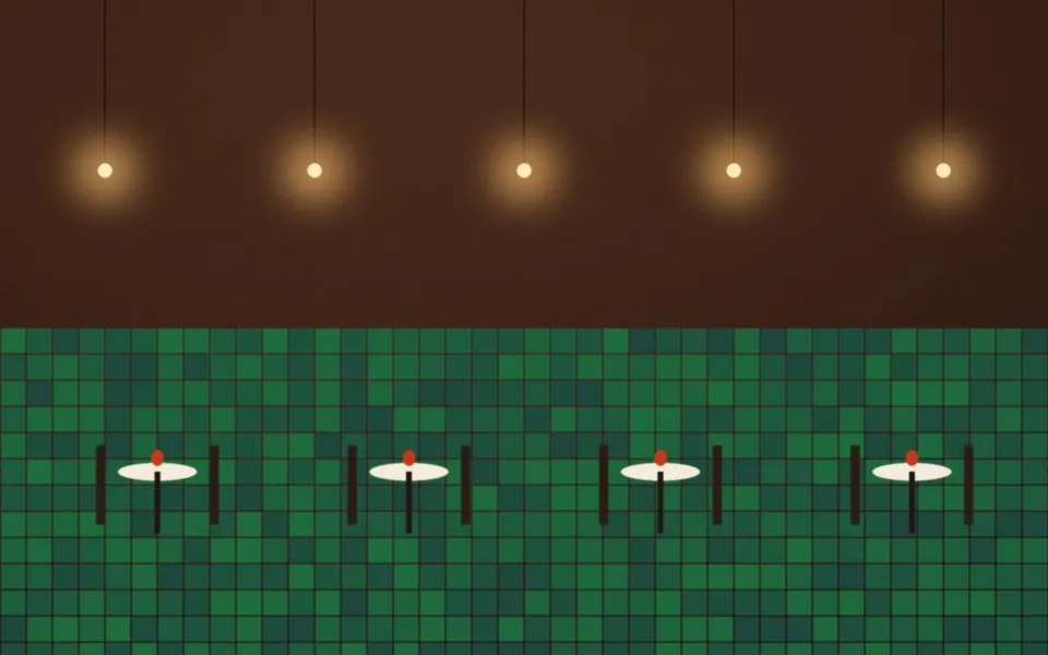 La salle le soir : carreaux verts, petites tables et suspensions