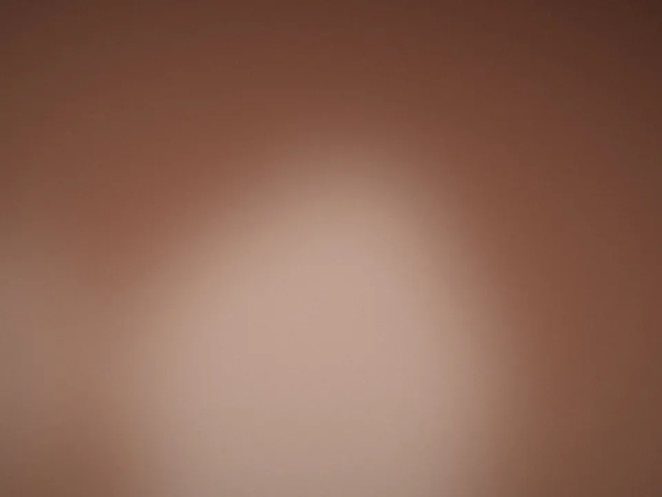 Bon cadeau noué d'un ruban sur un plateau de laiton