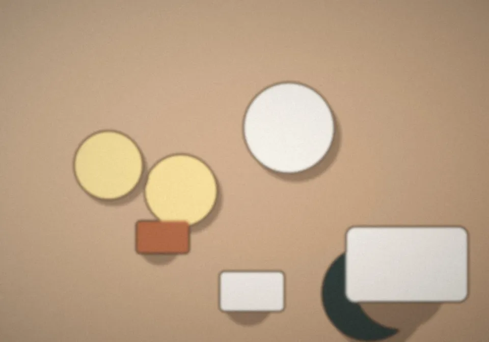 Mise en scène à plat de petits objets sur papier kraft