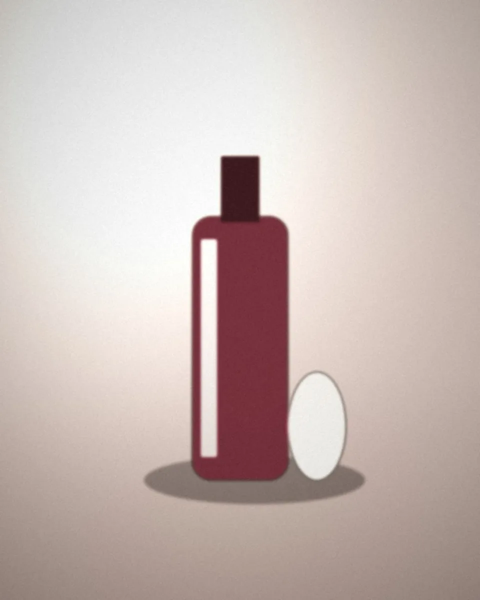 Bouteille bordeaux sur fond rosé, lumière latérale