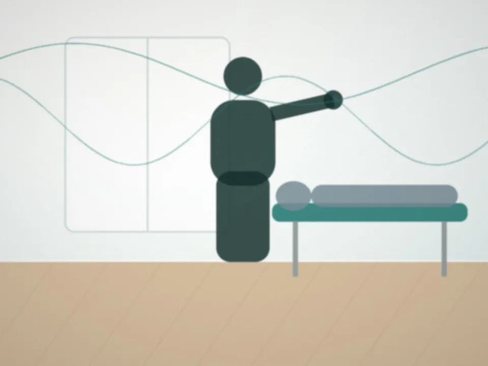 Exercice de mobilité du dos guidé par une kinésithérapeute