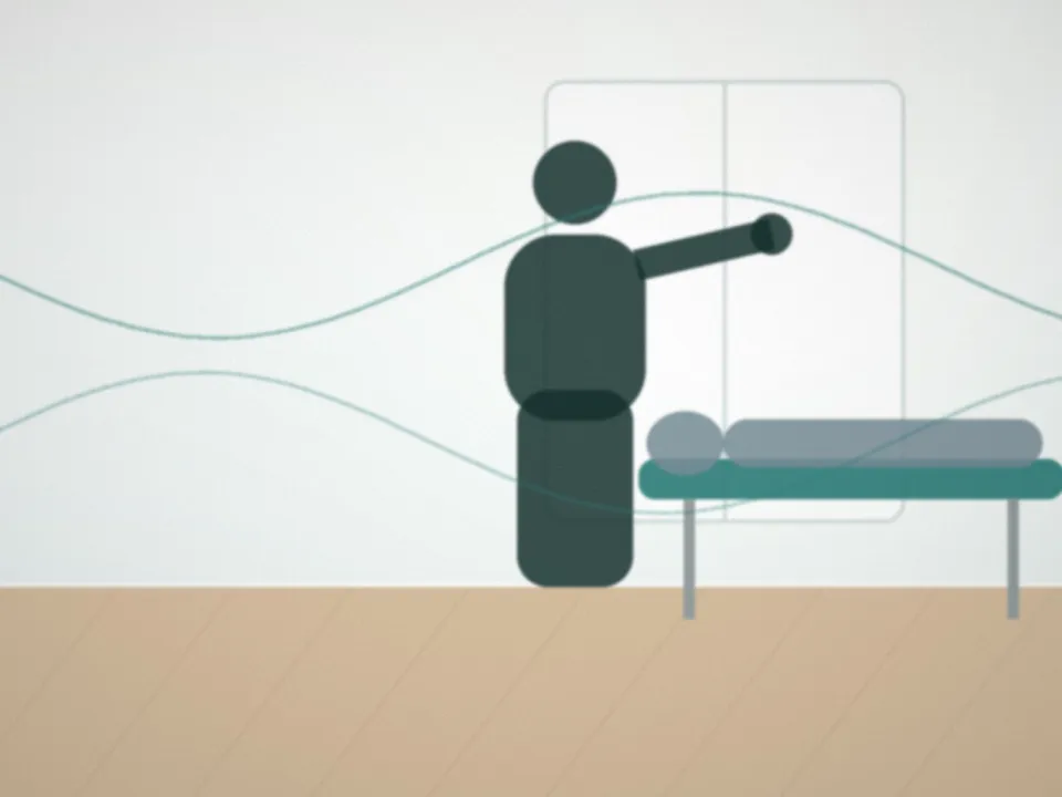 Travail de mobilité du genou allongé sur une table de soin