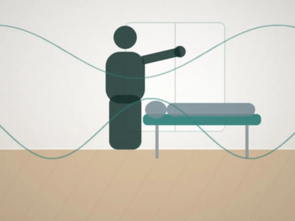Ostéopathe travaillant avec les mains au niveau de la nuque