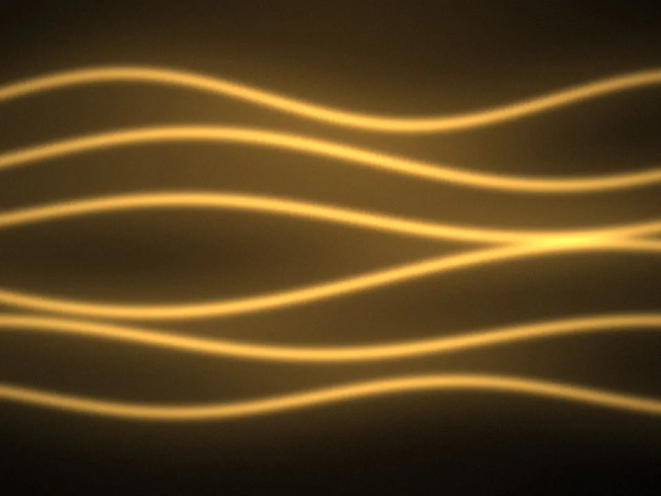 Huile moteur neuve versée pendant une vidange