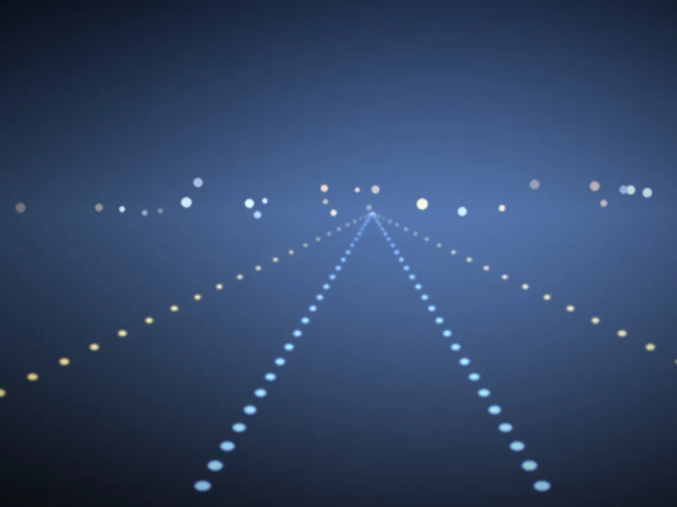 Balises lumineuses d'une piste d'aéroport à la tombée de la nuit