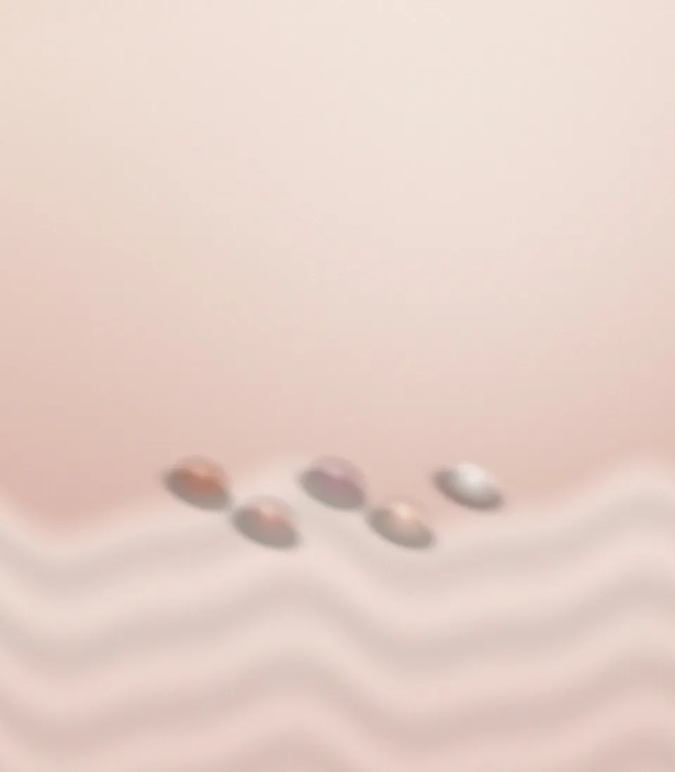 Flacons de vernis aux teintes nude sur un linge