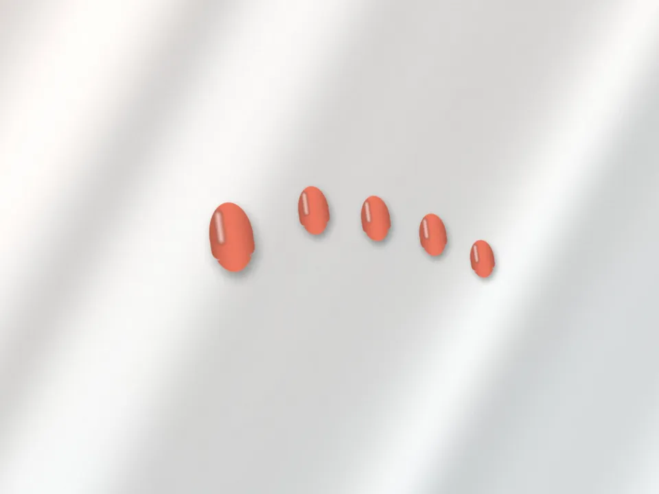 Pieds au vernis corail sur une serviette blanche