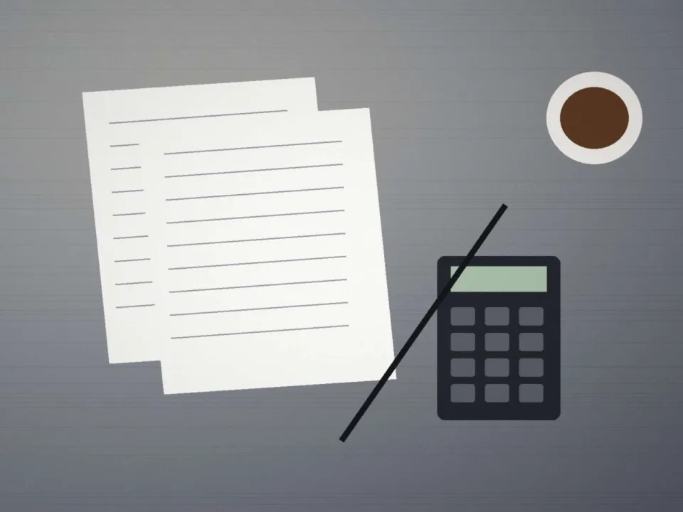 Bureau de conseil avec documents et calculatrice pour étudier un financement