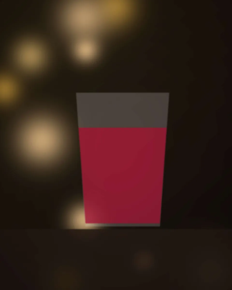 Verre de bissap maison, rouge profond, avec des feuilles de menthe