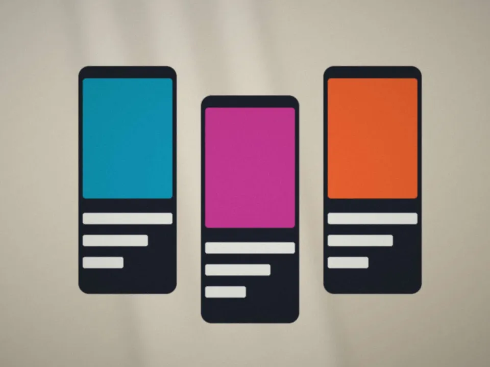 Téléphone posé à côté d'un planning de publications dessiné à la main