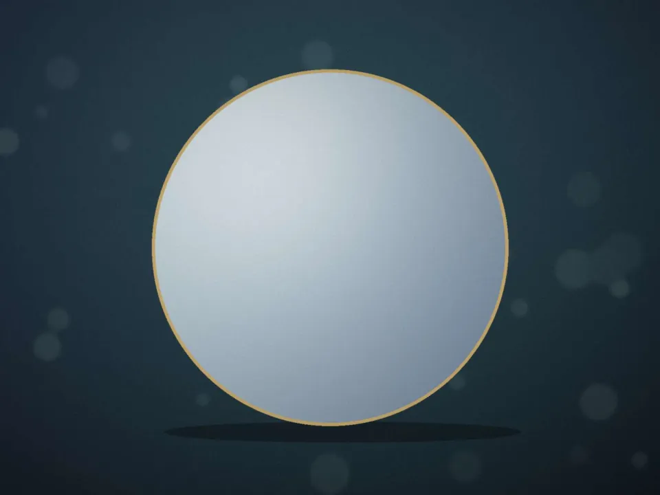 Miroir rond sur mesure avec cadre fin doré, posé au mur