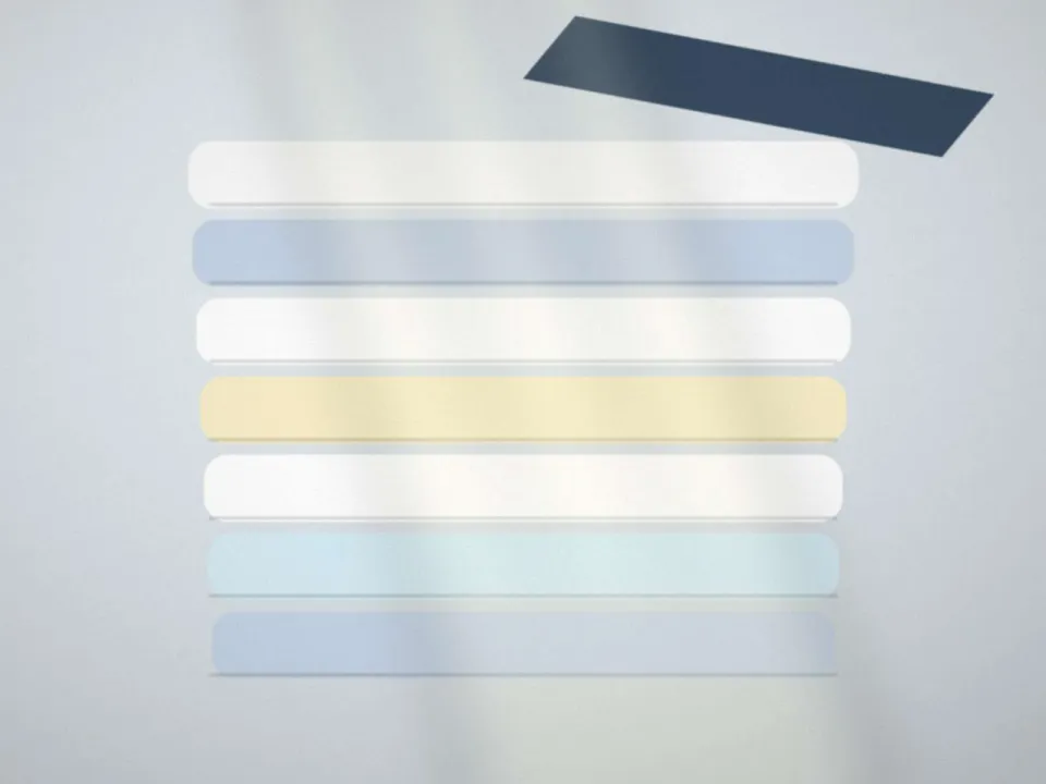 Intervenante faisant le lit dans une chambre lumineuse