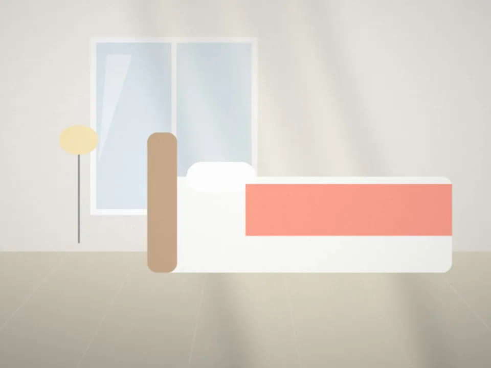 Chambre préparée pour un retour à la maison, lit fait et lumière douce