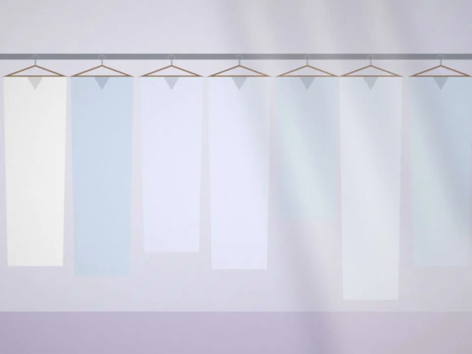 Chemises repassées sur cintres et panier de linge plié